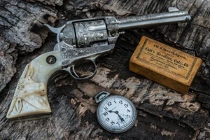 PLAQUE MÉTAL  arme a feu pistolet revolver   30 X 20 CM - Imagen 1 de 4