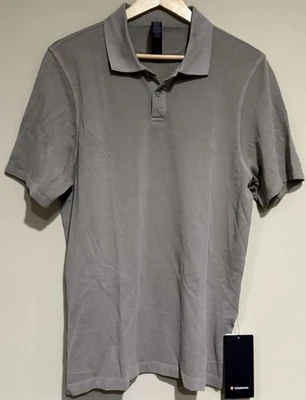 NUEVO CON ETIQUETAS Para hombres Lululemon Grande Algodón Piqué Manga Corta Polo DLWA Taupe $98 Foto 1 de 3