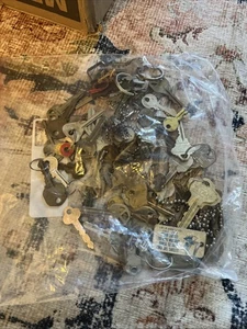 Konvolut 64 verschiedene alte Schlüssel Auto Haus Briefkasten ansehen - Bild 1 von 3