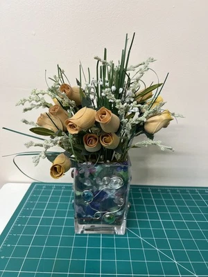 Florero de madera amarillo imitación flores en vidrio con aliento de bebé usado Foto 1 de 4