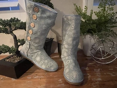 Botas UGG Classic jeans estampa UGG feminina tamanho 8 EUA botão para cima RARO Azul exclusivo - Imagem 1 de 4