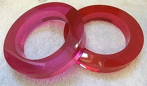 (2) VTG NOS Lucite Acrylic Bangles Bracelets FUSCHIA & CRANBERRY Estee Lauder - Picture 1 of 8