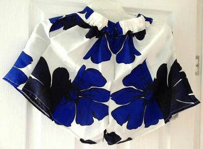 JUEGO CAMISOLA Y SHORTS FLORALES BLANCOS, AZULES Y NEGROS Foto 1 de 4