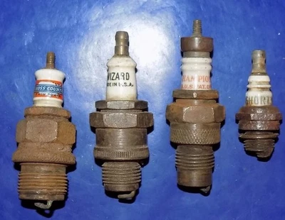 Lote de 4 bujías antiguas/de colección - Cross Country, Wizard, Champion y Shorty Foto 1 de 2