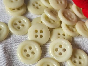 lot 18 boutons anciens pâte de verre créme 1,9 cm  layette ref T17 - Picture 1 of 1