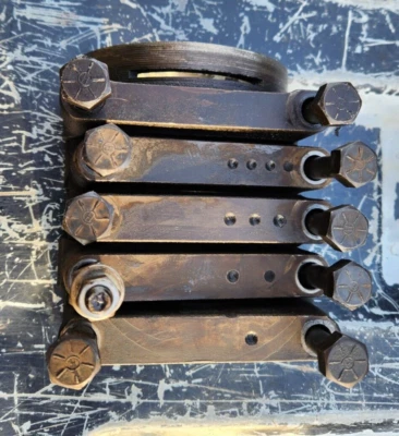 1972 Cadillac 472  MAIN CAPS AND BOLTS Oem Used - Imagem 1 de 4