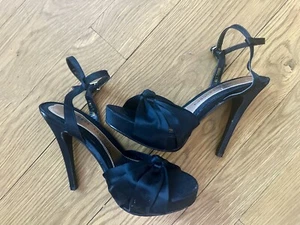 Chinese Laundry elegante schwarze Satin-Plateausandalen Knöchelriemen offene Zehenpartie – neu - Bild 1 von 6