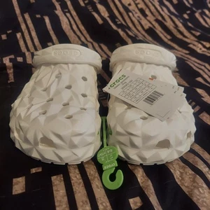 Crocs Classic Geometric Clog Weiß Herren 11 Neu mit Etikett Schuhe Pantoletten. A22 Neu Mit Etikett - Bild 1 von 6