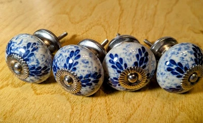 Набор из 4 керамических ручек для выдвижных ящиков шкафа белые с синим дизайном - доступно 6 наборов - Изображение 1 из 4