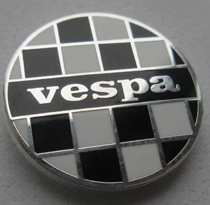 Insignia de pasador de esmalte circular blanco y negro de dos tonos Vespa - Imagen 1 de 2