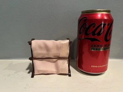 Manta portacolchas miniatura vintage para casa de muñecas Williamsburg Foto 1 de 4