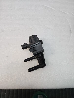 Válvula de purga de bote de vapor Ford Crown Victoria 2005-2011 Foto 1 de 4
