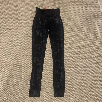 Леггинсы SPANX из искусственной кожи камуфляжные размер Small матовые черные камуфляжные 20185R - Изображение 1 из 4