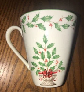 Taza de café/té Lenox American por diseño ""HOLIDAY"" acebo en cesta - Imagen 1 de 11