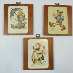 Lot of 3 Vintage Hummel Wood Wall Plaques Boy & Girl Umbrella Flowers Basket - Imagen 1 de 16