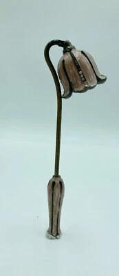 Apagador de velas de metal esmaltado sobre lirio del valle de colección Foto 1 de 4