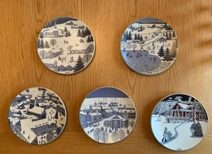 Arabia of Finland Christmas Plates by Raija Uosikkinen - Picture 1 of 12