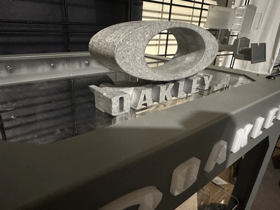 Bloque de exhibición Oakley auténtico con logotipo de metal 3D (20 disponibles) Foto 1 de 4