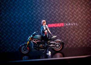 IMPRESIÓN 3D 1/64 SEXY CHICA Cool Motociclista apto para 1:64 coche calle soporte en stock - Imagen 1 de 2