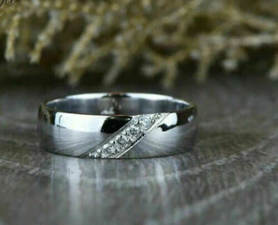 Alianza de compromiso de moissanita redonda blanca de 0,10 quilates para hombre en oro blanco de 14 quilates Foto 1 de 4