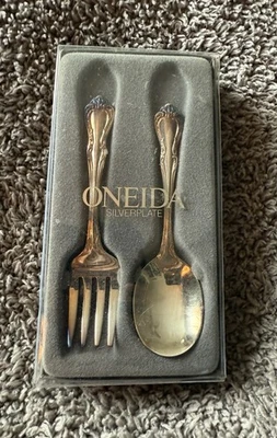 Tenedor y cuchara infantil Oneida - Plato plateado Foto 1 de 3