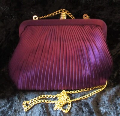 Nuevo sin etiquetas Bolso sin asas de satén plisado púrpura real con correa de cadena dorada Foto 1 de 4