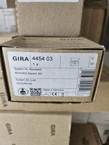 Gira 4454 Steckdose mit Abdeckklappe + 1fach Rahmen 021104 - Bild 1 von 4