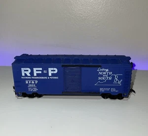 Life-Like HO Boxcar— Richmond Fredericksburg & Potomac RF&P #2820 - Picture 1 of 5