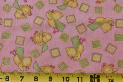 Por 1/2 yarda, pollitos amarillos y olivos en tela de edredón rosa, Debbie Mumm, C2511 Foto 1 de 4