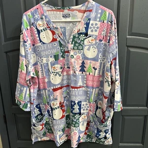 NWT Strictly Scrubs Stretch Winter Themed 3/4 Sleeve Scrub Top XL - Picture 1 of 3