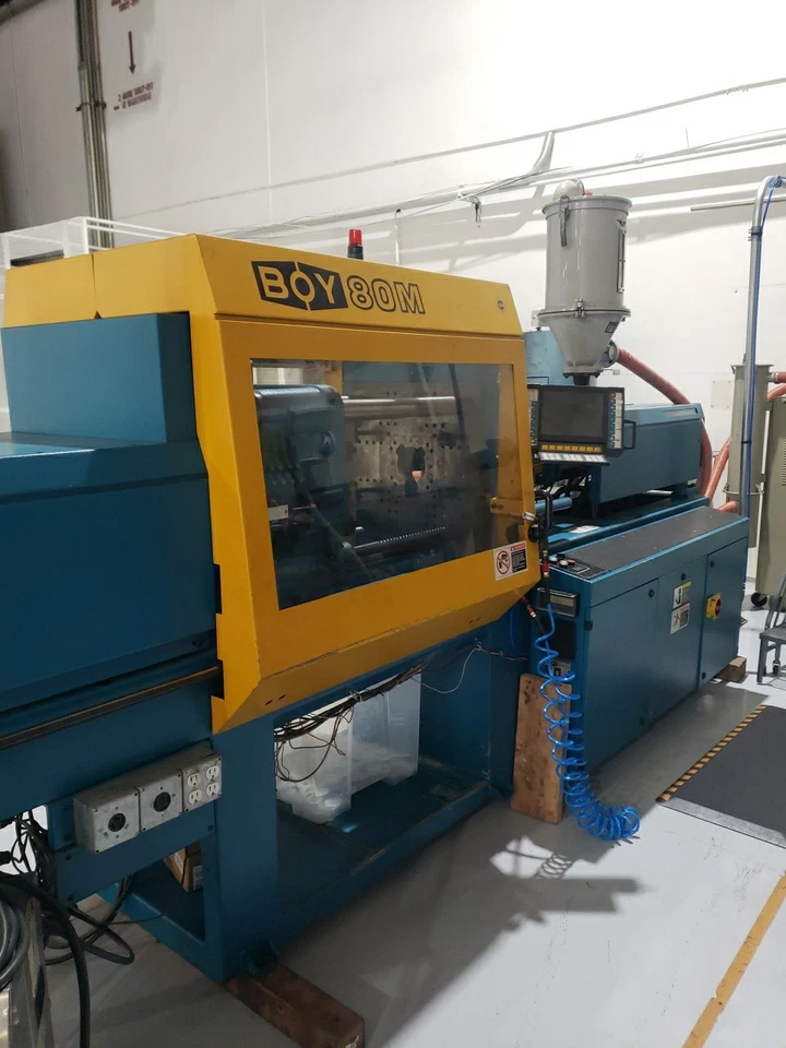 Moldeo por inyección de plástico Boy 80 toneladas Foto 1 de 4