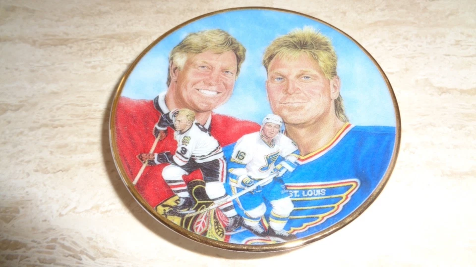 Mini placa Gartlan NHL 1991 - 3 1/4" - casco Bobby & Brett - Black Hawks/blues Foto 1 de 1