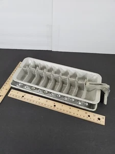 VINTAGE METALL EISWÜRFELSCHALEN MARKENLOS 18 WÜRFEL Aluminium Klassiker mit Tablett - Bild 1 von 3