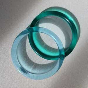 Pair of Vintage Lucite Bracelets aquamarine teal 1970s - Picture 1 of 7