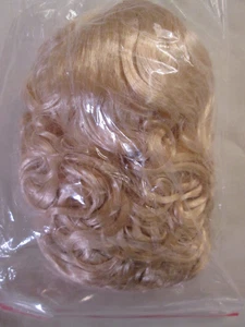 Parrucca bambola Pretty Pale Ellowyne Wilde Imagination Tonner riccioli biondi platino - Foto 1 di 5