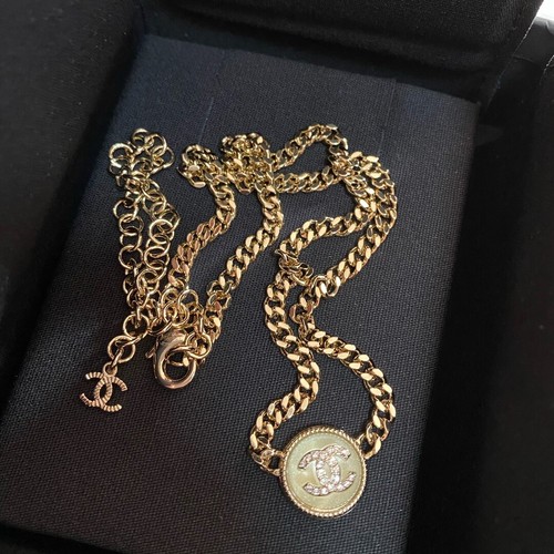 Collana CHANEL Oro Chiaro Hardware Bottone Design Cristallo Intarsiato Moda CCS 24C