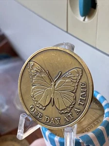 Moneda medallón de oración serenidad mariposa un día a la vez - Imagen 1 de 5