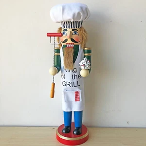 Parrilla Chef Madera Cascanueces Estatuilla Sosteniendo con Herramienta Comida 15 pulgadas - Imagen 1 de 4