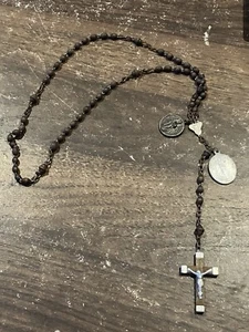 Rosario Vintage 18” Tono Argento Legno Croce Perline Marroni Made In France - Foto 1 di 11