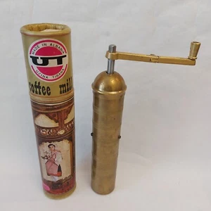 Molinillo de café vintage de latón Albania Uzina nuevo de stock sin usar + caja - Imagen 1 de 24