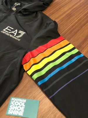 CHAQUETA CORTAVIENTOS HOMBRE EMPORIO ARMANI EA7 NEGRA BLANCA ARCO IRIS ORGULLO M Foto 1 de 4