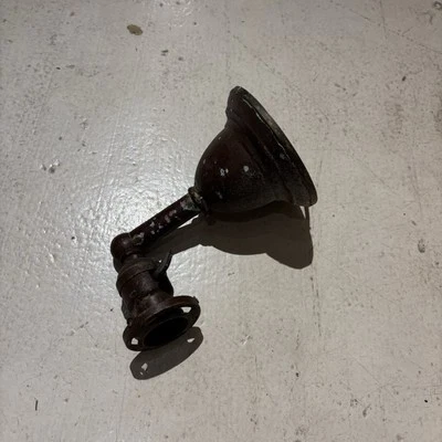 Aplique de pared de latón antiguo de principios de 1900 con iluminación industrial pintado Foto 1 de 4