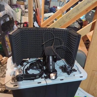 streaming set up Blue Yeti Professional Multi-Pattern USB Condenser Microphone  - Image 1 of 4