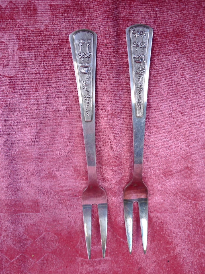 2 Eleganti, Vecchio Forchette Decorative Vietnam 900 Argento Decorato! - Immagine 1 di 1