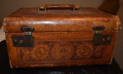 Estuche de joyería cosmética tren cuero marrón floral mecanizado de colección PARA REPARACIÓN O ARTESANÍA Foto 1 de 4