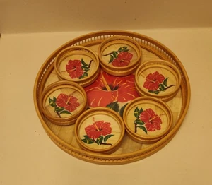 Bandeja de ratán de bambú vintage y juego de servicio de bebidas de 6 posavasos barra con patrón de flores - Imagen 1 de 12
