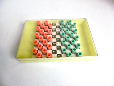 ANCIEN JEU DE DAMES DE VOYAGE EN PLASTIQUE - COMPLET - VINTAGE - Photo 1/4