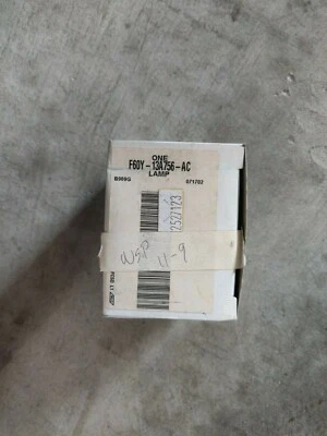 Ford F6OY-13A756-AC Genuino OEM Corona Victoria Tapa de maletero Compartimento Lámpara NUEVO Foto 1 de 4