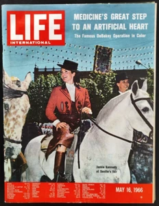 LIFE 1966 JACKIE KENNEDY-LOUIS ARMSTRONG-BATMAN SUPERMEN MANIA-DOUGLAS LILFORD - Picture 1 of 4