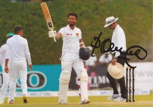SRI LANKA: DINESH CHANDIMAL SIGNED 6x4 TEST ACTION PHOTO+COA - Picture 1 of 1